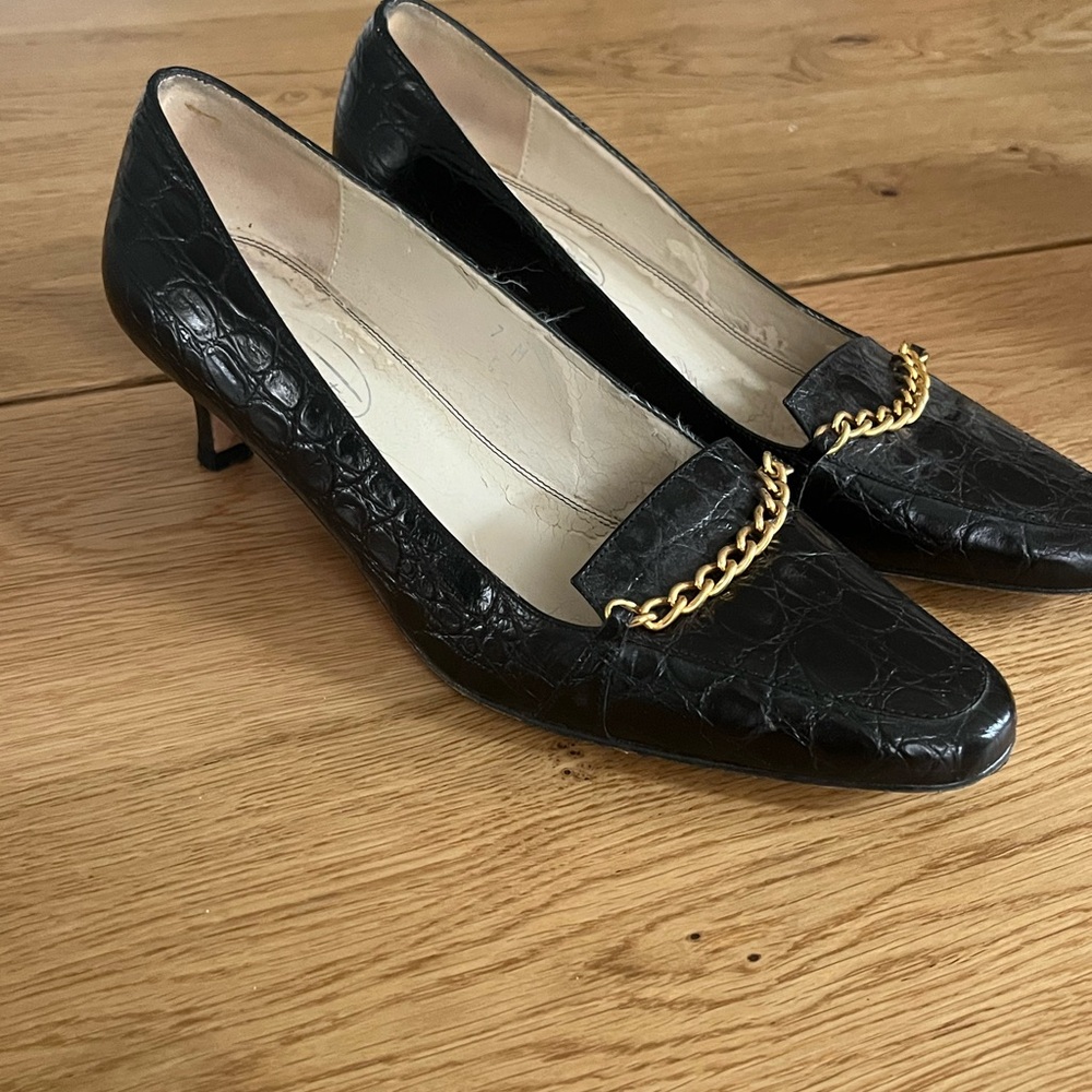 Elegant Black Croc-Embossed Heels with Gold Chain